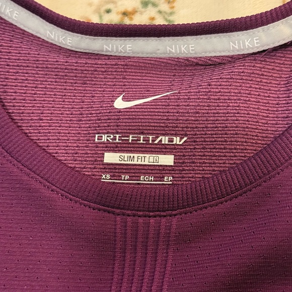 Women’s Nike XS work out top with DRI-FIT ADV technology - Picture 4 of 9